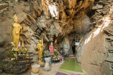 Kuzey Tayland 'ın Chiang Rai eyaletindeki Mae Sai sınırındaki Wat Tham Chom Tapınağı' nın mağarası. Tayland, Mae Sai, Kasım 2019
