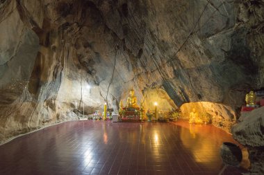 Kuzey Tayland 'ın Chiang Rai eyaletindeki Mae Sai sınırındaki Wat Tham Chom Tapınağı' nın mağarası. Tayland, Mae Sai, Kasım 2019