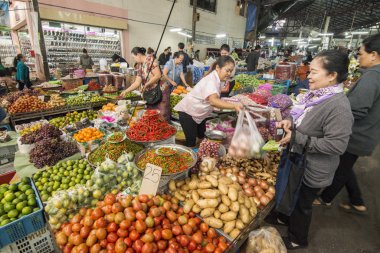 Kuzey Tayland 'ın Chiang Rai eyaletindeki Mae Sai sınırındaki yiyecek pazarından Myanmar' a kadar taze sebzeler. Tayland, Mae Sai, Kasım 2019