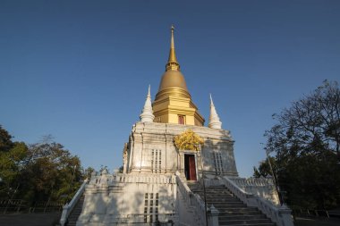 Kuzey Tayland 'ın Chiang Rai eyaletindeki Mae Sai sınırındaki Phra Maha Chedi Chai Chanasuk kasabasında. Tayland, Mae Sai, Kasım 2019