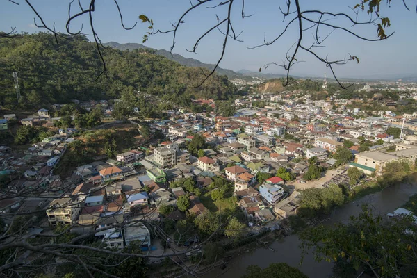 タイのメイ サイの町に隣接するミャンマーのタクリークの街の街の景色北タイのチェンライ省のタイへの国境にあります 2019年11月 — ストック写真
