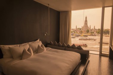Tayland 'ın güneyindeki Bangkok şehrindeki Chao Phraya Nehri' ndeki Wat Arun Tapınağı 'na bir restoran manzarası. Tayland, Bangkok, Kasım 2019