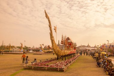Tayland 'ın güneyindeki Bangkok şehrindeki Sanam Luang Parkı' nda düzenlenen kraliyet mavnası sergisi ile ilgili bir kraliyet mavnası. Tayland, Bangkok, Kasım 2019
