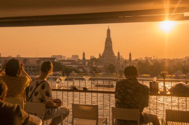 Güney Asya 'da Tayland' ın Bangkok şehrindeki Chao Phraya Nehri 'ndeki Wat Arun Tapınağı. Tayland, Bangkok, Kasım 2019