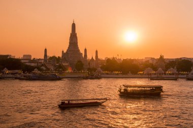 Güney Asya 'da Tayland' ın Bangkok şehrindeki Chao Phraya Nehri 'ndeki Wat Arun Tapınağı. Tayland, Bangkok, Kasım 2019