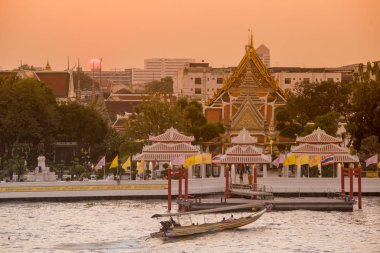 Güney Asya 'da Tayland' ın Bangkok şehrindeki Chao Phraya Nehri 'ndeki Wat Arun Tapınağı. Tayland, Bangkok, Kasım 2019