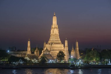 Güney Asya 'da Tayland' ın Bangkok şehrindeki Chao Phraya Nehri 'ndeki Wat Arun Tapınağı. Tayland, Bangkok, Kasım 2019