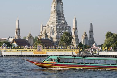 Güney Asya 'da Tayland' ın Bangkok şehrindeki Chao Phraya Nehri 'ndeki Wat Arun Tapınağı. Tayland, Bangkok, Kasım 2019