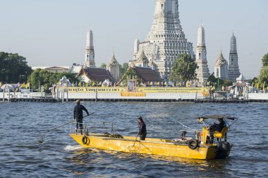 Tayland 'ın güneyindeki Bangkok şehrindeki Chao Phraya Nehri üzerinde çalışan bir su temizleme ekibi. Tayland, Bangkok, Kasım 2019