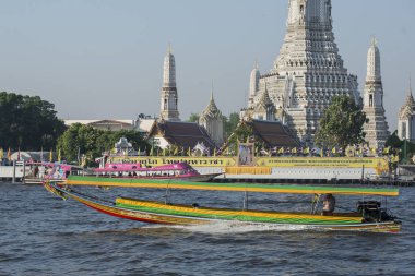 Güney Asya 'da Tayland' ın Bangkok şehrindeki Chao Phraya Nehri 'ndeki Wat Arun Tapınağı. Tayland, Bangkok, Kasım 2019