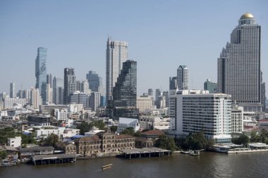 Silom ve Sathon 'un ufuk çizgisi Tayland' ın güneyindeki Bangkok şehrindeki Chao Reynaya nehrinde. Tayland, Bangkok, Kasım 2019
