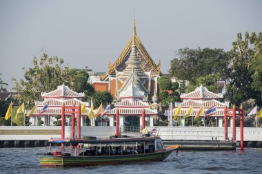 Güney Asya 'da Tayland' ın Bangkok şehrindeki Chao Phraya Nehri 'ndeki Wat Arun Tapınağı. Tayland, Bangkok, Kasım 2019