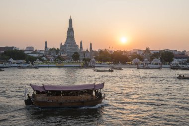 Güney Asya 'da Tayland' ın Bangkok şehrindeki Chao Phraya Nehri 'ndeki Wat Arun Tapınağı. Tayland, Bangkok, Kasım 2019