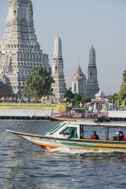 Güney Asya 'da Tayland' ın Bangkok şehrindeki Chao Phraya Nehri 'ndeki Wat Arun Tapınağı. Tayland, Bangkok, Kasım 2019