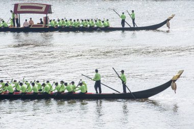 Tayland 'ın güneyindeki Bangkok şehrindeki Chao Phraya Nehri' ndeki kraliyet mavnası geçit töreni. Tayland, Bangkok, Kasım 2019