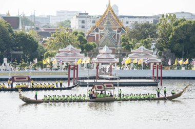 Tayland 'ın güneyindeki Bangkok şehrindeki Chao Phraya Nehri' ndeki Wat Arun Tapınağı 'nın önündeki kraliyet mavnası geçit töreni. Tayland, Bangkok, Kasım 2019