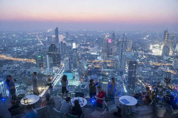 位于东南亚曼谷市萨顿Maha Nakhon大楼顶楼的人群 2019年11月 — 图库照片
