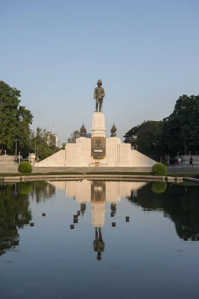 キング ラマ6世記念碑は タイのバンコクの東南アジアにあるスカイラインのあるルンピニ公園にある バンコク 2019年11月 — ストック写真