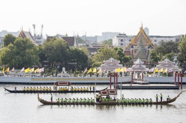 Tayland 'ın güneyindeki Bangkok şehrindeki Chao Phraya Nehri' ndeki kraliyet mavnası geçit töreni. Tayland, Bangkok, Kasım 2019