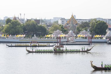 Tayland 'ın güneyindeki Bangkok şehrindeki Chao Phraya Nehri' ndeki Wat Arun Tapınağı 'nın önündeki kraliyet mavnası geçit töreni. Tayland, Bangkok, Kasım 2019