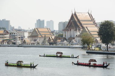 Tayland 'ın güneyindeki Bangkok şehrindeki Chao Phraya Nehri' ndeki Wat Kanlayanamit Tapınağı 'nın önündeki kraliyet mavnası geçit töreni. Tayland, Bangkok, Kasım 2019