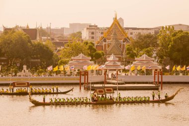 Tayland 'ın güneyindeki Bangkok şehrindeki Chao Phraya Nehri' ndeki Wat Arun Tapınağı 'nın önündeki kraliyet mavnası geçit töreni. Tayland, Bangkok, Kasım 2019