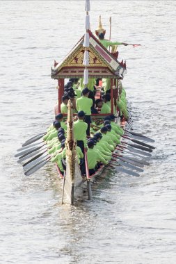 Tayland 'ın güneyindeki Bangkok şehrindeki Chao Phraya Nehri' ndeki kraliyet mavnası geçit töreni. Tayland, Bangkok, Kasım 2019