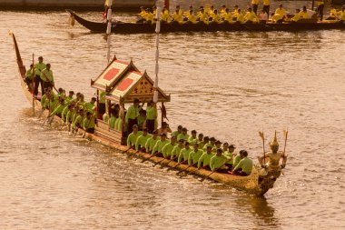 Tayland 'ın güneyindeki Bangkok şehrindeki Chao Phraya Nehri' ndeki kraliyet mavnası geçit töreni. Tayland, Bangkok, Kasım 2019