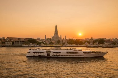 Güney Asya 'da Tayland' ın Bangkok şehrindeki Chao Phraya Nehri 'ndeki Wat Arun Tapınağı. Tayland, Bangkok, Kasım 2019