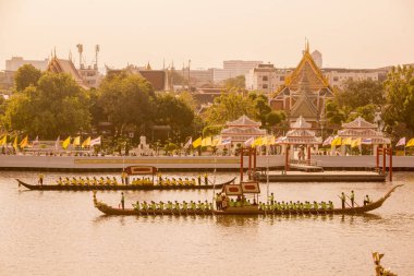 Tayland 'ın güneyindeki Bangkok şehrindeki Chao Phraya Nehri' ndeki kraliyet mavnası geçit töreni. Tayland, Bangkok, Kasım 2019