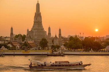 Güney Asya 'da Tayland' ın Bangkok şehrindeki Chao Phraya Nehri 'ndeki Wat Arun Tapınağı. Tayland, Bangkok, Kasım 2019