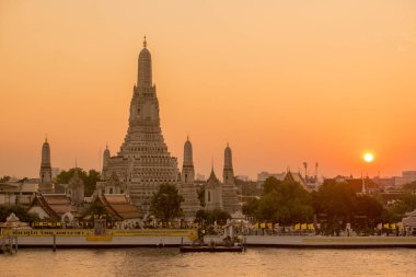 Güney Asya 'da Tayland' ın Bangkok şehrindeki Chao Phraya Nehri 'ndeki Wat Arun Tapınağı. Tayland, Bangkok, Kasım 2019
