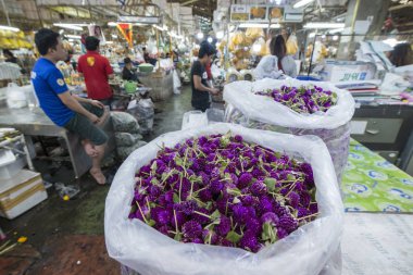 Tayland 'ın güneyindeki Bangkok şehrindeki Tha Klang Market' teki çiçek pazarında taze çiçekler. Tayland, Bangkok, Kasım 2019