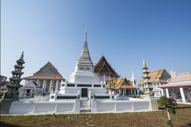Tayland 'ın güneyindeki Bangkok şehrindeki Thonburi' deki Chao Phraya Nehri 'ndeki Wat Kanlayanamit Tapınağı. Tayland, Bangkok, Kasım 2019