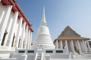 Tayland 'ın güneyindeki Bangkok şehrindeki Thonburi' deki Chao Phraya Nehri 'ndeki Wat Kanlayanamit Tapınağı. Tayland, Bangkok, Kasım 2019