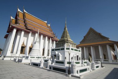 Tayland 'ın güneyindeki Bangkok şehrindeki Thonburi' deki Chao Phraya Nehri 'ndeki Wat Kanlayanamit Tapınağı. Tayland, Bangkok, Kasım 2019