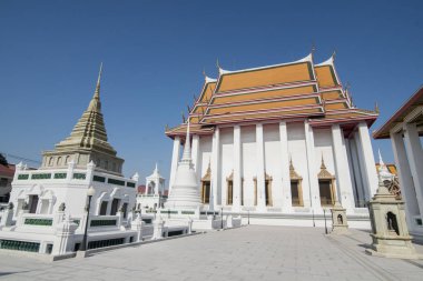 Tayland 'ın güneyindeki Bangkok şehrindeki Thonburi' deki Chao Phraya Nehri 'ndeki Wat Kanlayanamit Tapınağı. Tayland, Bangkok, Kasım 2019