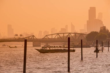 Tayland 'ın güneyindeki Bangkok şehrindeki Chao Phraya Nehri' nde bir tekne. Tayland, Bangkok, Kasım 2019