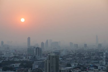 Marriott Oteli 'nin çatısından ufuk çizgisi olan bar. Tayland' ın güneyindeki Bangkok şehrinde. Tayland, Bangkok, Kasım 2019