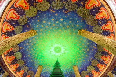 Thonburi 'deki Wat Pak Nam Tapınağı Tayland' ın güneyindeki Bangkok kenti yakınlarında. Tayland, Bangkok, Kasım 2019