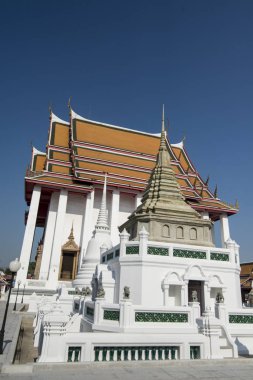 Tayland 'ın güneyindeki Bangkok şehrindeki Thonburi' deki Chao Phraya Nehri 'ndeki Wat Kanlayanamit Tapınağı. Tayland, Bangkok, Kasım 2019