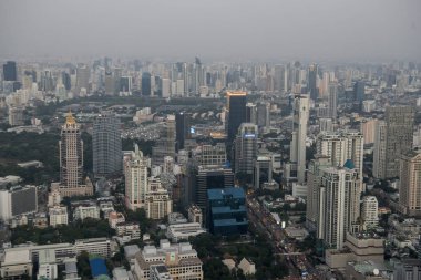 Sathon 'daki Maha Nakhon Binası' nın çatısından ufuk çizgisi Tayland 'ın güneyindeki Bangkok şehrinde. Tayland, Bangkok, Kasım 2019