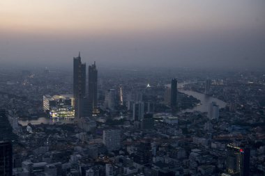 Klongsan 'daki simge siam alışveriş merkezi Tayland' ın güneyindeki Bangkok şehrindeki Chao the Reynaya nehrinde. Tayland, Bangkok, Kasım 2019