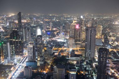Sathon 'daki Maha Nakhon Binası' nın çatısından ufuk çizgisi Tayland 'ın güneyindeki Bangkok şehrinde. Tayland, Bangkok, Kasım 2019