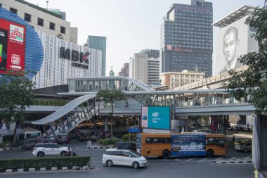 Mbk alışveriş merkezi Güney Asya 'da Tayland' ın Bangkok kentindeki Siam Meydanı 'ndaki Sukhumvit yolunda. Tayland, Bangkok, Kasım 2019