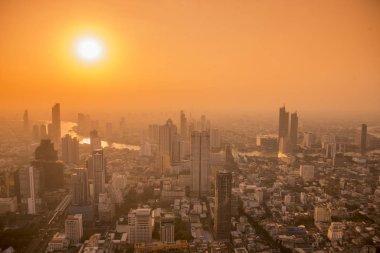 Sathon 'daki Maha Nakhon Binası' nın çatısından ufuk çizgisi Tayland 'ın güneyindeki Bangkok şehrinde. Tayland, Bangkok, Kasım 2019