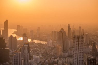 Sathon 'daki Maha Nakhon Binası' nın çatısından ufuk çizgisi Tayland 'ın güneyindeki Bangkok şehrinde. Tayland, Bangkok, Kasım 2019