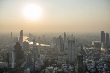 Sathon 'daki Maha Nakhon Binası' nın çatısından ufuk çizgisi Tayland 'ın güneyindeki Bangkok şehrinde. Tayland, Bangkok, Kasım 2019