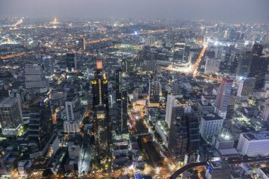 Sathon 'daki Maha Nakhon Binası' nın çatısından ufuk çizgisi Tayland 'ın güneyindeki Bangkok şehrinde. Tayland, Bangkok, Kasım 2019