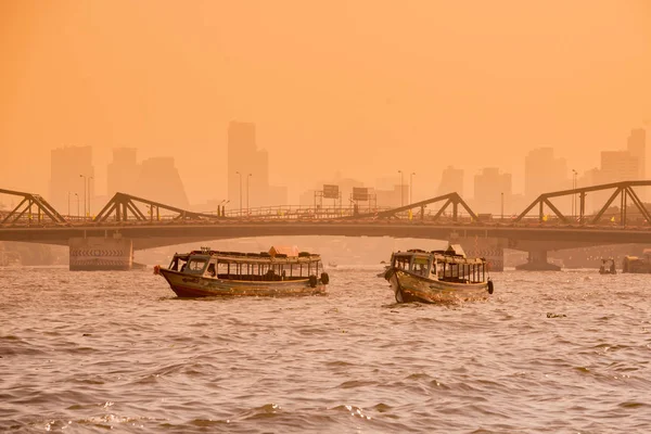 Tayland 'ın güneyindeki Bangkok şehrindeki Chao Phraya Nehri' nde bir tekne. Tayland, Bangkok, Kasım 2019